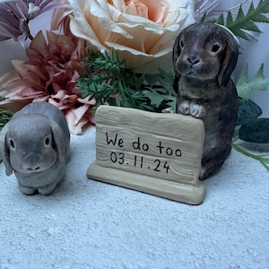 Topper per torta di coniglio personalizzato, figurina di topper per torta nuziale personalizzata, topper per torta nuziale scultura realistica di coniglio domestico.