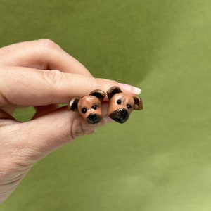 Pendientes Staffy: retrato de mascotas en 3D de arcilla polimérica, pernos prisioneros de perro Staffordshire Terrier, regalo de mamá Staffie, pendientes temáticos de perros para amantes del personal. imagen 2