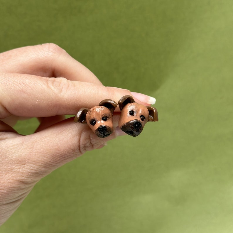 Pendientes Staffy: retrato de mascotas en 3D de arcilla polimérica, pernos prisioneros de perro Staffordshire Terrier, regalo de mamá Staffie, pendientes temáticos de perros para amantes del personal. imagen 2