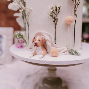Adorno para tarta de perro asomándose personalizado, figura de perro para tarta de boda personalizada, escultura realista de mascota para tarta de boda.