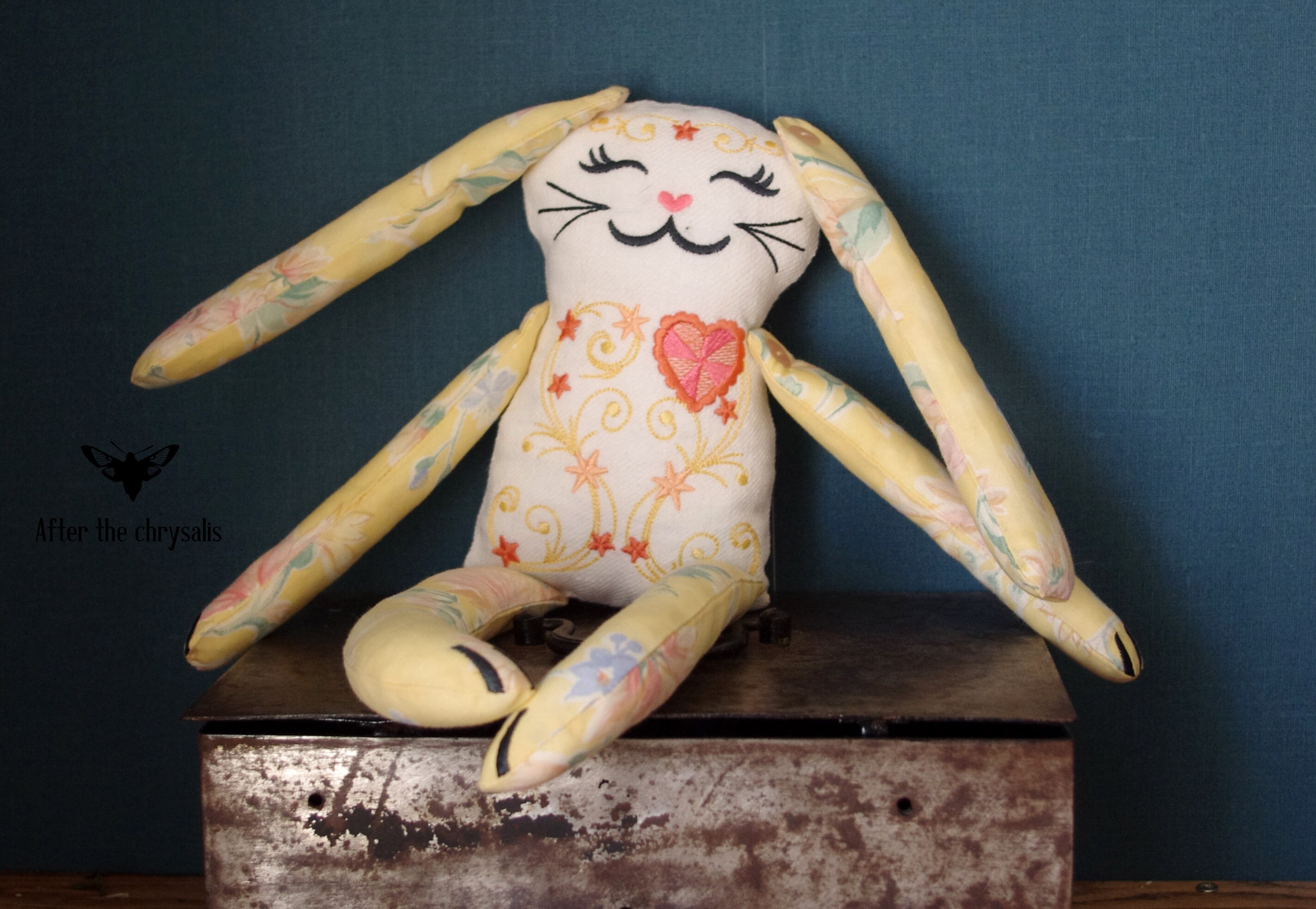 Peluche Lapin Brodée Upcycling