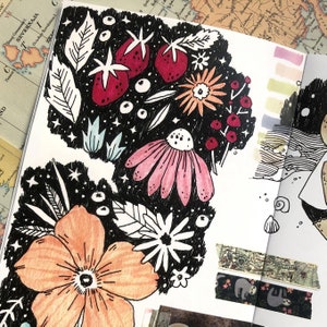 Puede incluir: Ilustraci&oacute;n dibujada a mano de flores y bayas en un diario. Las flores son en tonos rosa y naranja, con contornos blancos y negros. Las bayas son rojas. El fondo es negro con estrellas blancas. Se ve cinta decorativa.