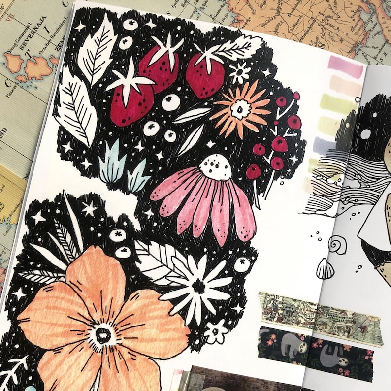 Puede incluir: Ilustraci&oacute;n dibujada a mano de flores y bayas en un diario. Las flores son en tonos rosa y naranja, con contornos blancos y negros. Las bayas son rojas. El fondo es negro con estrellas blancas. Se ve cinta decorativa.