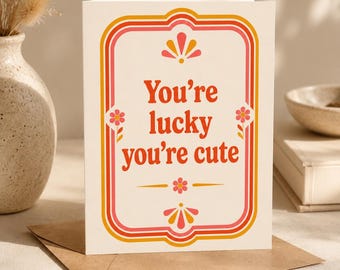 Tarjeta divertida para tu pareja: tipografía floral retro, tarjeta física tamaño A5 (sobre kraft).