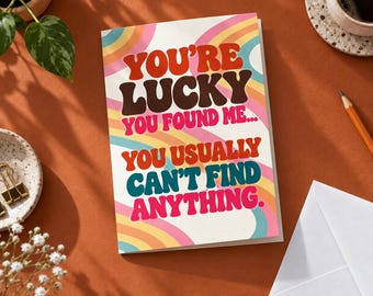 Tarjeta de aniversario divertida: diseño retro de arcoíris, regalo humorístico para tu pareja.
