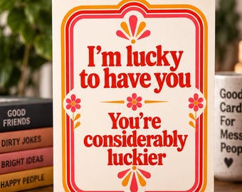 Divertida tarjeta de felicitación retro: Tengo suerte de tenerte, tú tienes mucha más suerte.