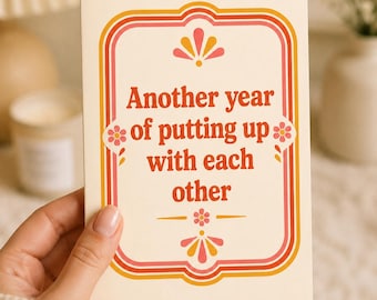 Tarjeta de aniversario divertida: otro año de soportarnos el uno al otro.