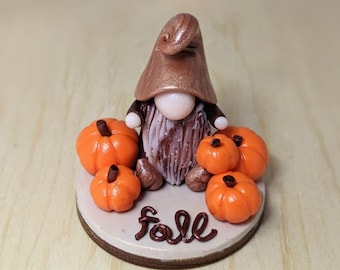 Handgemaakte miniatuur herfstkabouter: pompoendecor, kleikabouter om te verzamelen