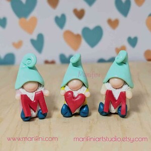 Handgemaakte miniatuurkabouters: gelaagd dienblad voor Moederdag
