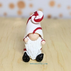 Handgemaakte snoepkabouter: kerstminiatuur van polymeerklei
