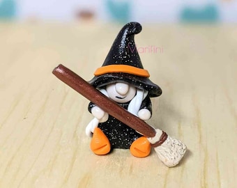 Heks kabouter/miniatuur halloween kabouter decor/handgemaakte mini heks met bezem kabouter/Halloween kabouter dorp bureaudisplay