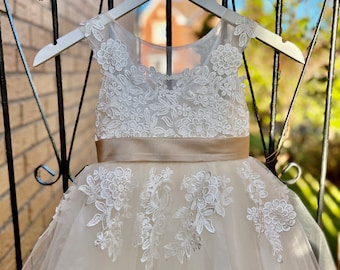 Vestido de niña de las flores de boda color champán con espalda en V y encaje floral MD003