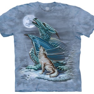 Pode incluir: Camiseta azul clara com uma cena de fantasia com um dragão azul e um lobo uivando para a lua. O dragão tem escamas e asas detalhadas, e o lobo é retratado de forma realista. O fundo inclui uma lua cheia e uma paisagem nevada.