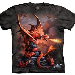 Pode incluir: Um dragão vermelho respirando fogo, empoleirado em uma rocha com um ninho de ovos vermelhos. O dragão está cercado por uma paisagem vulcânica e ardente. O texto "Age of Dragons" é visível no canto inferior direito.