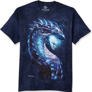 Pode incluir: Uma camiseta azul marinho com um gráfico de dragão azul e branco. O dragão está rodeado de raios e tem um orbe brilhante na boca. A camiseta tem o texto "The Mountain" impresso na etiqueta.