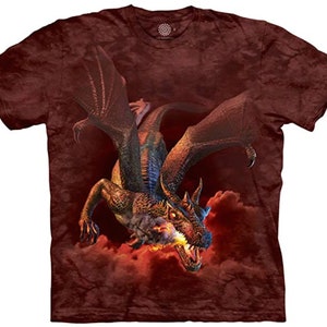 Pode incluir: Uma camiseta vermelha com um padrão tie-dye que apresenta um dragão de fogo com as asas abertas. O dragão está respirando fogo e voando pelo ar.