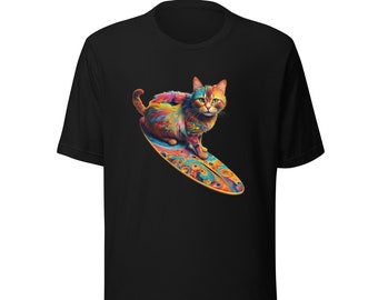 Puede incluir: Una camiseta negra con un gato colorido surfeando en una tabla de surf. El gato tiene ojos verdes y un pelaje multicolor. La tabla de surf también es multicolor y tiene un patrón de espiral.