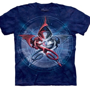 Pode incluir: Uma camiseta azul tie-dye com um design de dragão vermelho e azul. Os dragões estão entrelaçados dentro de um pentagrama e um círculo. O texto "The Mountain" é visível na parte superior da camiseta.