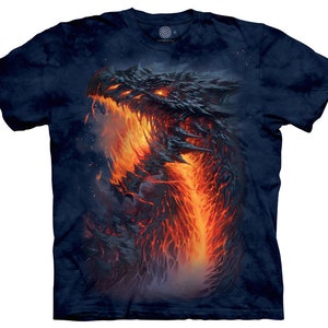 Pode incluir: Uma camiseta azul escura com efeito tie-dye que apresenta uma cabeça de dragão de fogo com chamas laranja e vermelhas. A cabeça do dragão está voltada para o lado direito da imagem.