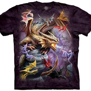 Camiseta adulta de algodão roxo com estampa de garras de voo do Clã do Dragão, criatura lendária de quatro patas com asas e chifres, tema fantasia mágica. Tamanhos P a 3XG.