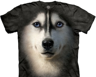 Puede incluir: Una camiseta negra con una imagen de primer plano de la cara de un perro husky. El perro tiene ojos azules y un pelaje blanco y negro.