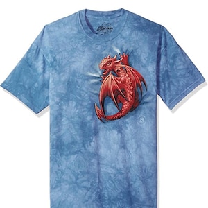 Pode incluir: Uma camiseta azul tie-dye com um gráfico de dragão vermelho. O dragão é retratado como se estivesse saindo da camiseta. O texto "The Mountain" é visível na etiqueta.
