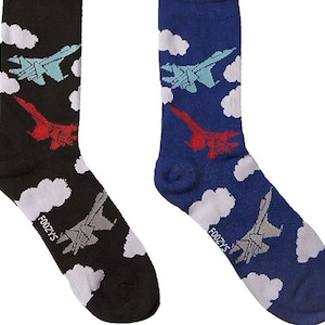 Könnte beinhalten: Zwei Paar Crew-Socken, eine schwarze und eine blaue, jeweils mit einem sich wiederholenden Muster aus Kampfflugzeugen und weißen Wolken. Der Markenname "FOOZYS" ist auf der Seite aufgedruckt.