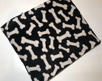 Könnte beinhalten: Schwarzer Fleece-Stoff mit einem weißen Knochenmuster.
