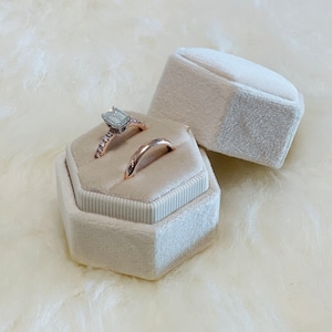 Boîte à bagues en velours hexagonal champagne avec fente simple ou double pour bague de fiançailles de remise des diplômes, accessoires de photo de mariée, souvenir, boîte à monogramme