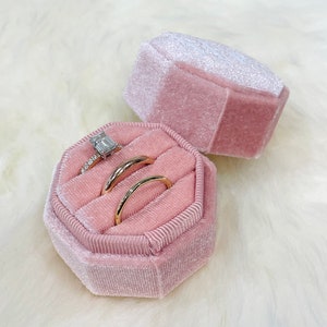 Caja de terciopelo para anillos con 3 ranuras en color rosa ruborizado, ideal para detalles de fotos de novias, recuerdos y diseños planos con monograma