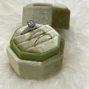 3 Slots Green Olive Velvet Ring Box Luxury Keepsake Jewelry Box Display For wedding Photos Travel and Storage