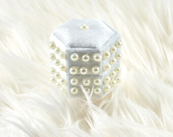 Pearls Double Rings White Velvet Ring Box Hexagon Shape for Engagement Ring and Wedding Ring