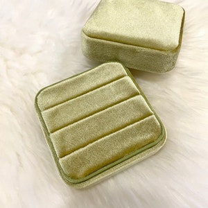 Green Olive Velvet Ring Box Holds Up To 9 Rings and Earrings Luxury Keepsake Jewelry Box Display For Travel and Storage