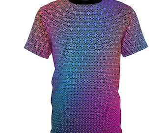 Op de afbeelding: Een T-shirt met korte mouwen, een zwarte ronde hals en een kleurrijk geometrisch patroon. Het patroon is een gradiënt van roze, oranje, geel, groen, blauw en paars.