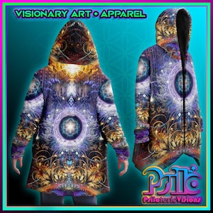 Puede incluir: Una chaqueta con capucha de manga larga con un patrón psicodélico que presenta colores giratorios de oro, morado, azul y blanco. La chaqueta tiene una cremallera y una capucha. El texto "Psiloteric Visions" es visible en la esquina inferior derecha de la imagen.
