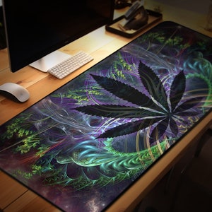 Könnte beinhalten: Ein großes, schwarzes Marihuana-Blatt mit einem detaillierten, psychedelischen Design. Das Blatt ist von wirbelnden Mustern in Grün, Lila und Blau umgeben.