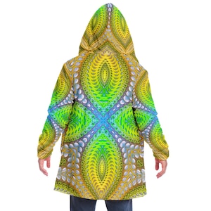 Op de afbeelding: Een langarmige hoodie met een kleurrijk psychedelisch patroon. Het patroon heeft een herhalend ontwerp van groene, gele, blauwe en witte cirkels en swirls.
