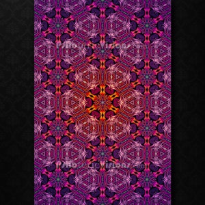 Puede incluir: Patrón geométrico intrincado en tonos de rosa, morado y naranja. El diseño presenta un motivo repetitivo de flores y hojas estilizadas.