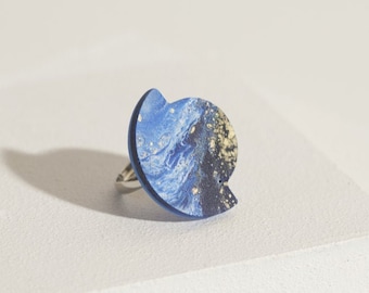 Geometric ring in blue and gold resin, Minimal ring with adjustable stainless steel base, Large ring, Handmade jewel for her