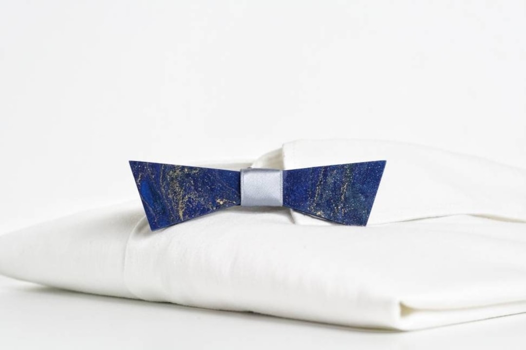 Papillon in legno di rovere da bambino, esagoni, nodo in stoffa blu