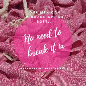 Peut inclure: Gros plan sur un tissu tiss&eacute; rose et blanc avec le texte "OUR MEXICAN REBOZOS ARE SO SOFT... No need to break it in BABYWEARING MEXICAN STYLE".