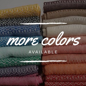 Peut inclure: Une pile de tissus tiss&eacute;s color&eacute;s dans diff&eacute;rents motifs, y compris le jaune, le noir, le bleu, le vert, le violet, le rose et le rouge. Le texte "plus de couleurs disponibles" est &eacute;crit en blanc sur fond noir.