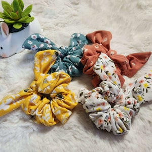 UNBREAKABLE  SCRUNCHIES Spring Flower Pattern// Cute hair bow // Fluffy hair accessory for thick hair // Gift for girls // Daisies and Bees