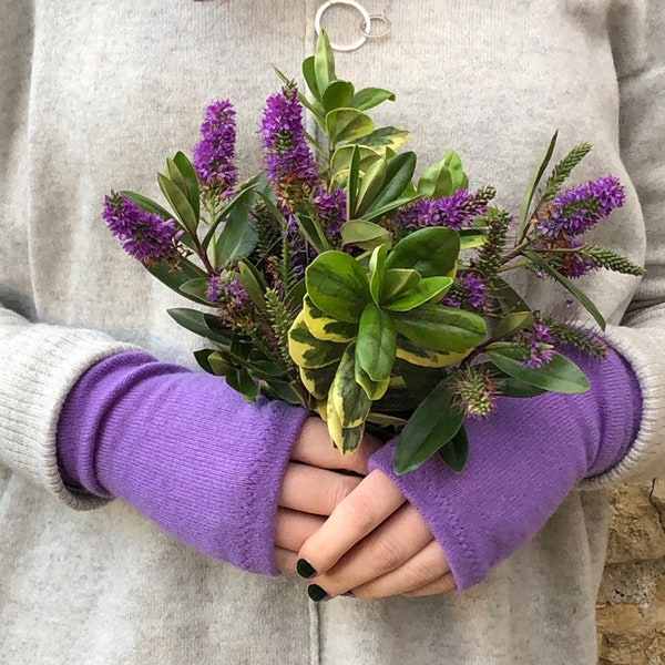 Gants sans doigts lilas violet pâle 100% cachemire recyclés avec trous pour les pouces cousus à la main