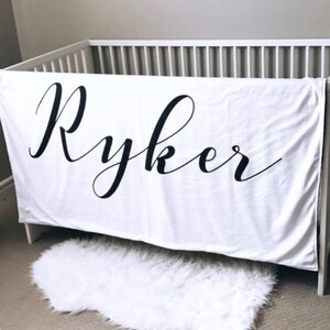 COBERTOR DE BEBÊ PERSONALIZADO, cobertor personalizado preto e branco, presente de bebê, roupa de cama de bebê, cama de berço, berçário moderno, cobertor com nome imagem 4