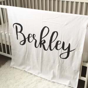 COBERTOR DE BEBÊ PERSONALIZADO, cobertor personalizado preto e branco, presente de bebê, roupa de cama de bebê, cama de berço, berçário moderno, cobertor com nome imagem 2
