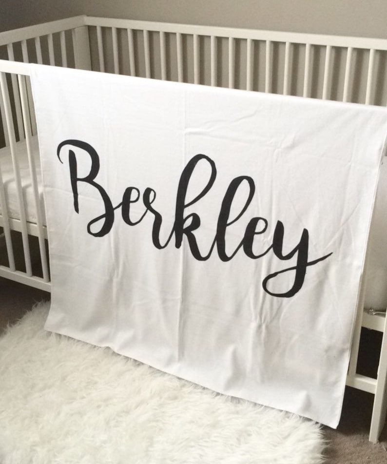 COBERTOR DE BEBÊ PERSONALIZADO, cobertor personalizado preto e branco, presente de bebê, roupa de cama de bebê, cama de berço, berçário moderno, cobertor com nome imagem 2