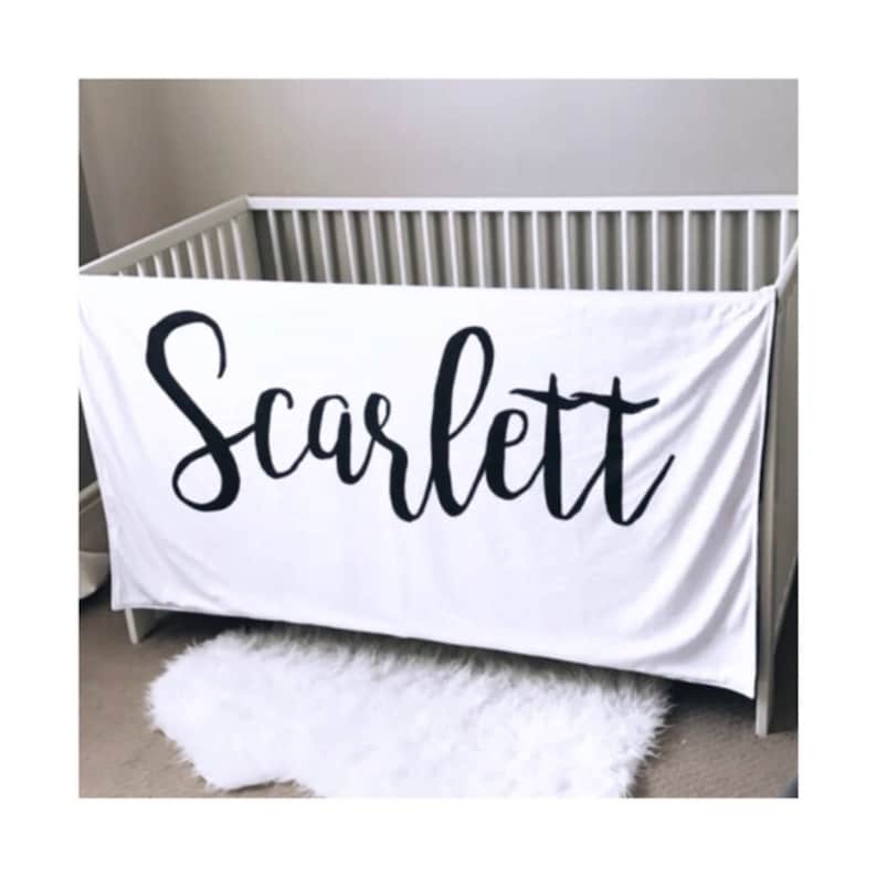 COBERTOR DE BEBÊ PERSONALIZADO, cobertor personalizado preto e branco, presente de bebê, roupa de cama de bebê, cama de berço, berçário moderno, cobertor com nome imagem 1
