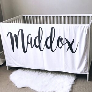 COBERTOR DE BEBÊ PERSONALIZADO, cobertor personalizado preto e branco, presente de bebê, roupa de cama de bebê, cama de berço, berçário moderno, cobertor com nome imagem 3