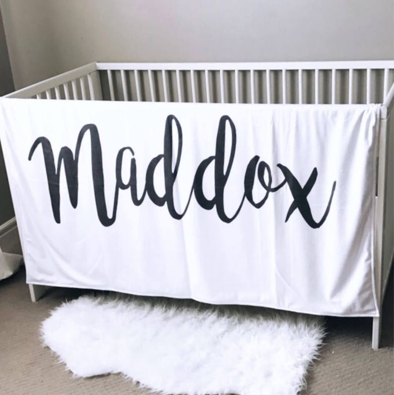 COBERTOR DE BEBÊ PERSONALIZADO, cobertor personalizado preto e branco, presente de bebê, roupa de cama de bebê, cama de berço, berçário moderno, cobertor com nome imagem 3